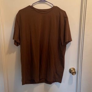 Men’s slim fit tee.